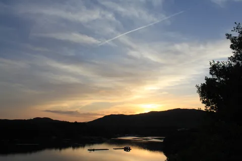 夕暮れの空と水面に映る静寂
