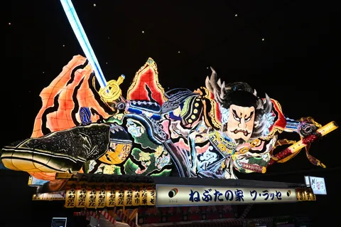 夜空に浮かぶ勇壮な武者絵