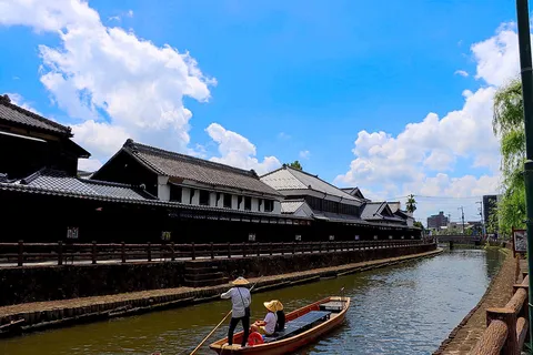 青空と水路の風情