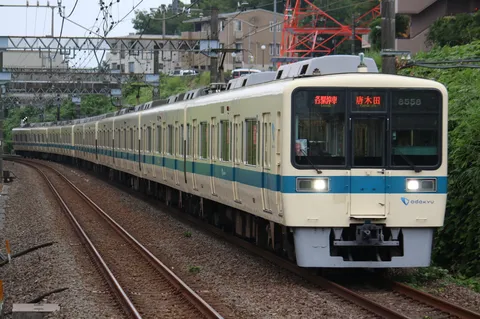 夕暮れの線路を走る列車