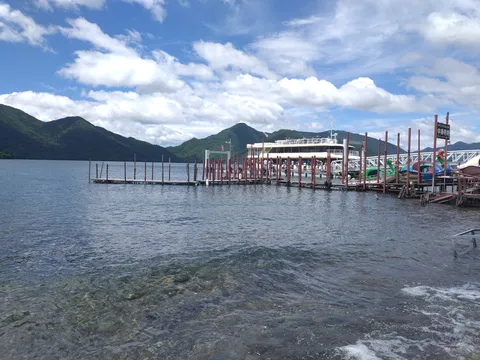 湖上の遊覧船と桟橋