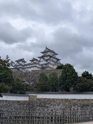 白い城と石垣の風景