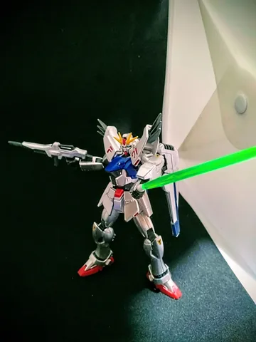 緑光を蹴るガンダム