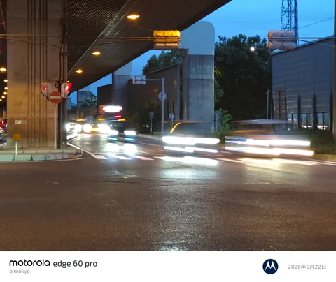 夜の街を彩る光の軌跡