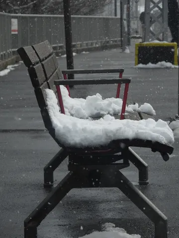 雪化粧のベンチ、冬の静寂