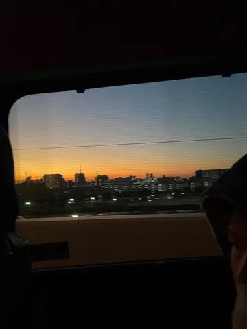 黄昏時の都会を彩る窓辺の光