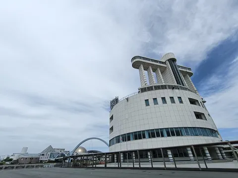 空を掴む未来都市