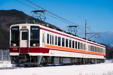 雪原を駆ける二色の電車