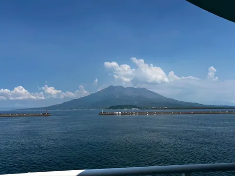 雄大な火山と港の静かな風景