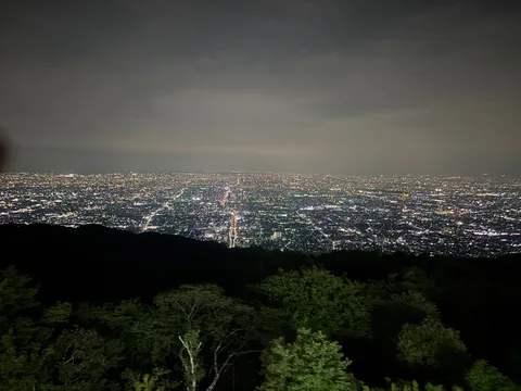 夜景に吸い込まれるような静寂