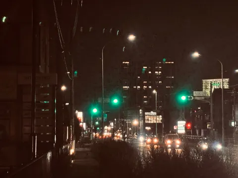 夜の交差点、信号機の緑
