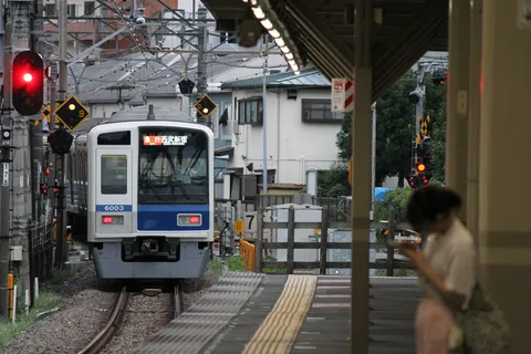 赤信号と迫る列車の瞬間