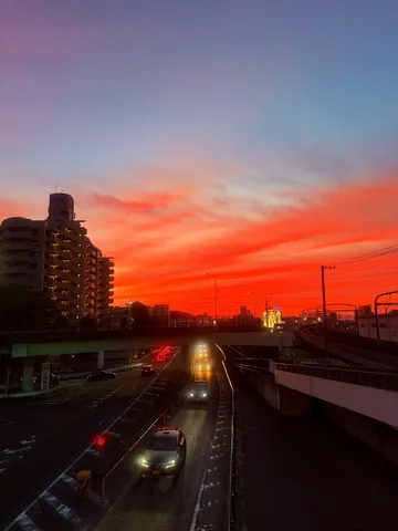 燃えるような夕焼けの街路