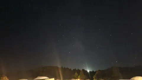 夜空と灯りの静かな瞬間
