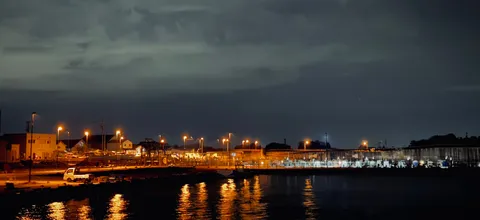 港町の夜景、灯りの囁き
