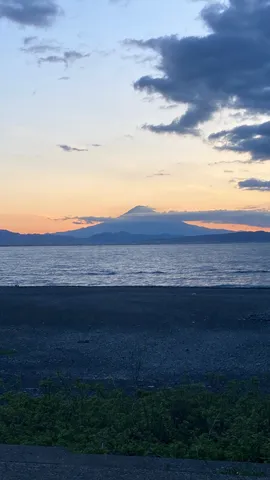 静寂の海と空、遠くの山並み