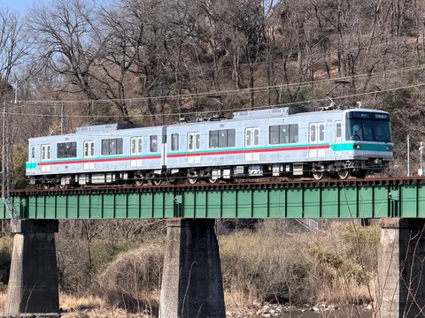 鉄橋を渡る、緑と赤のラインの列車