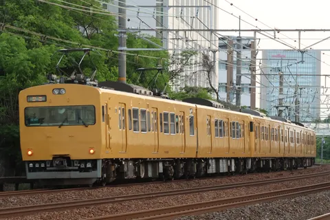 日常を彩る黄色の列車