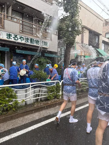 水飛沫が踊る街並み