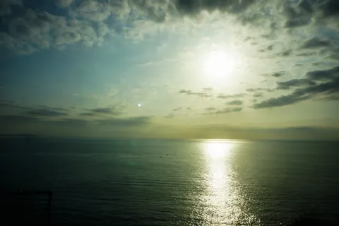 海を照らす光の道