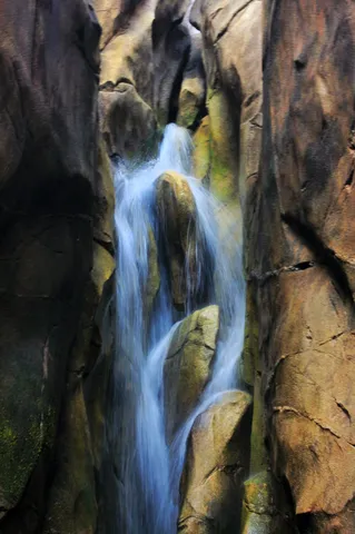 岩肌を流れる水の囁き