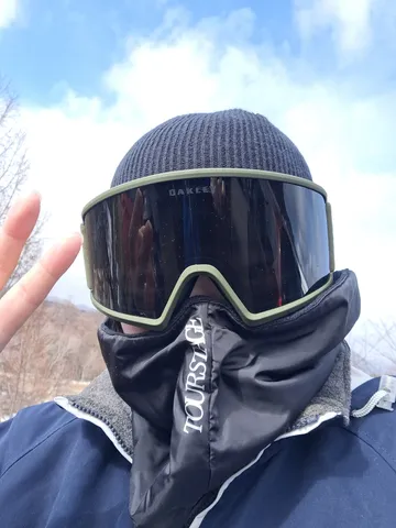 雪の中の静かな視線
