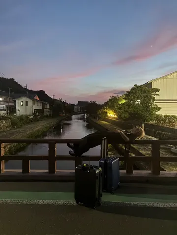旅愁、橋の上で佇む夕暮れ