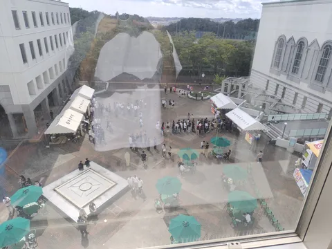 賑わう中庭の午後