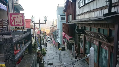 石畳の坂道と街灯