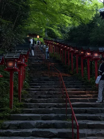 灯籠が続く石段の道