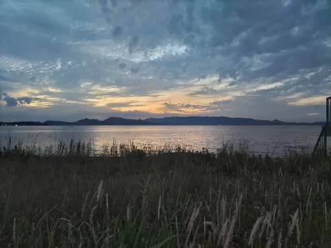 静寂を纏う、空と湖の境界線