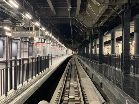 夜の地下駅、レールが誘う先
