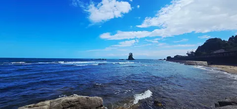 青の静寂と小島の瞬き