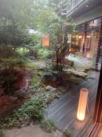 静寂を映す窓辺の庭