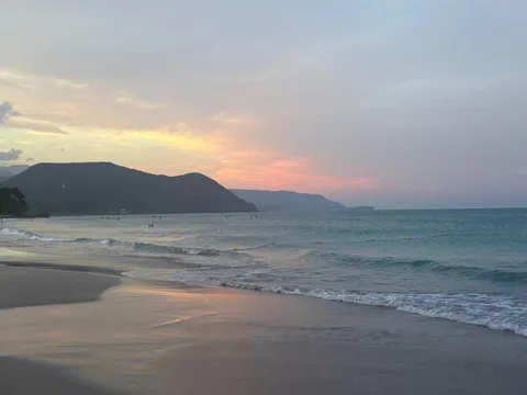 夕暮れ空と波打ち際