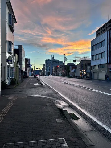 茜色に染まる街路