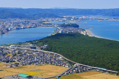 海と街と緑のコントラスト