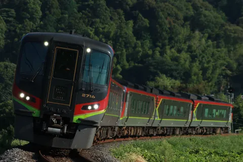 緑のカーブを行く列車2716