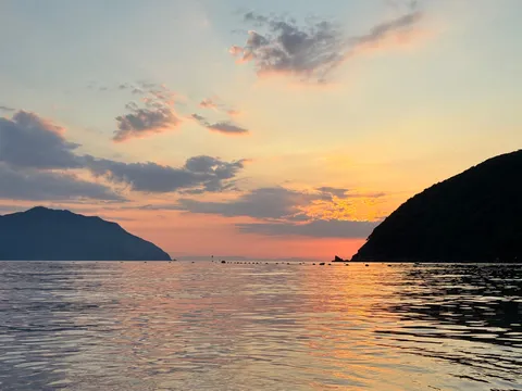 水面に広がる夕焼けの魔法