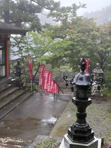 雨粒がきらめく、静寂の境内