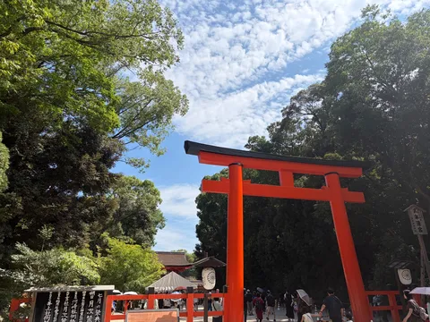 鮮やかな朱色、緑と青空のコントラスト