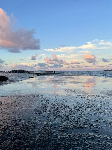 茜雲が映える水面