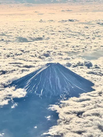 雲海に浮かぶ、神聖なる山の頂