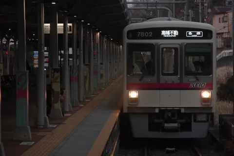 静かな駅に停まる電車