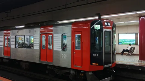 赤と銀の駅の静寂