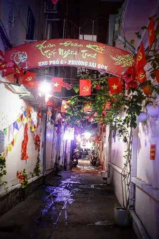 赤い灯と旗の路地ショット