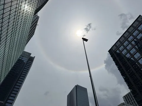 ビル街に浮かぶ太陽の輪
