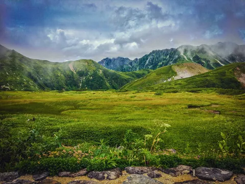 高原の静謐な風景