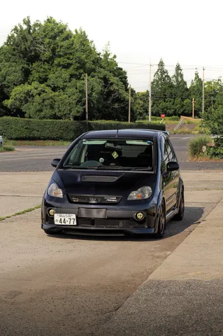 夕暮れの相棒、黒いコンパクトカー