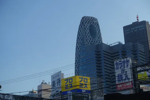 東京のビル群、未来都市の片隅